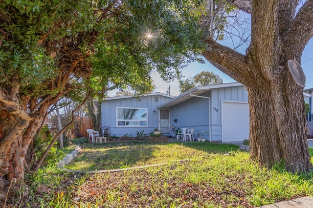 view of front of house featuring a front lawn and a garage