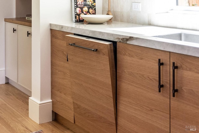 details with sink and hardwood / wood-style floors