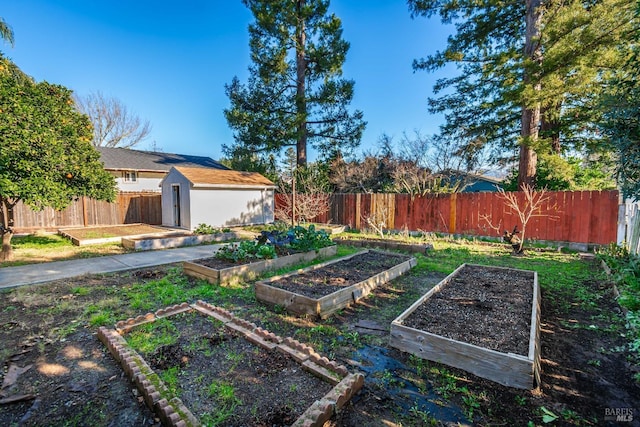 view of yard with a shed