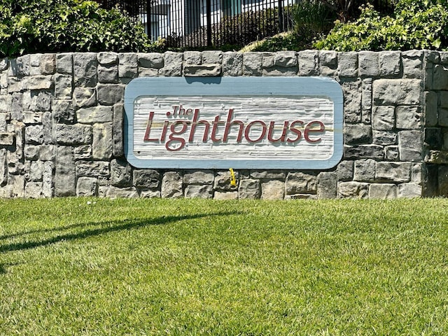 community / neighborhood sign featuring a yard