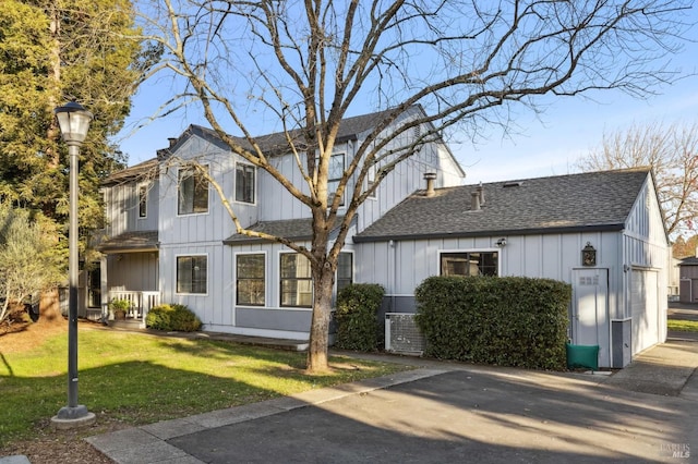 view of front facade with a front yard