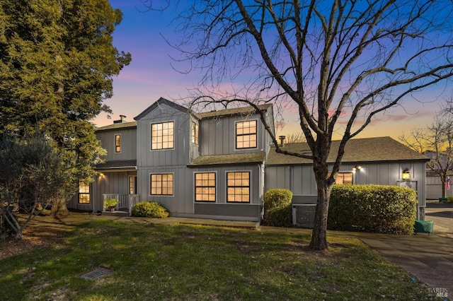 view of front of property with a lawn