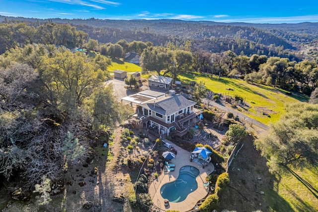 birds eye view of property featuring a wooded view