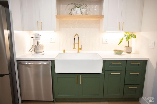 bar with backsplash, stainless steel appliances, and a sink