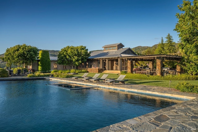 view of swimming pool