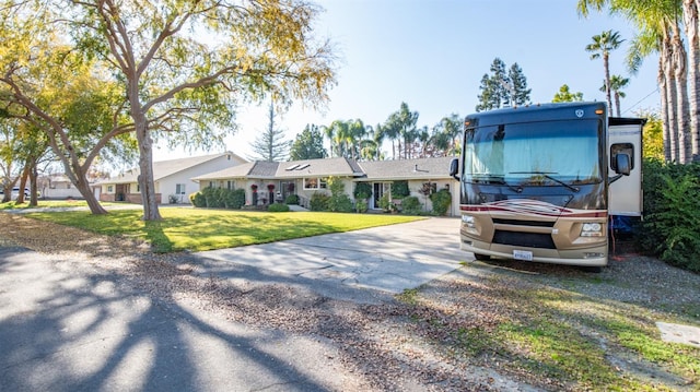 view of front of house featuring a front lawn