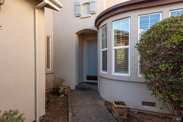 property entrance featuring stucco siding