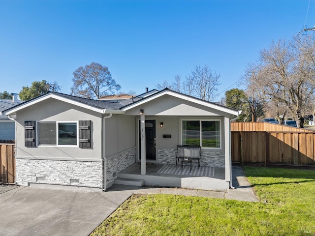 view of front of home with a front lawn