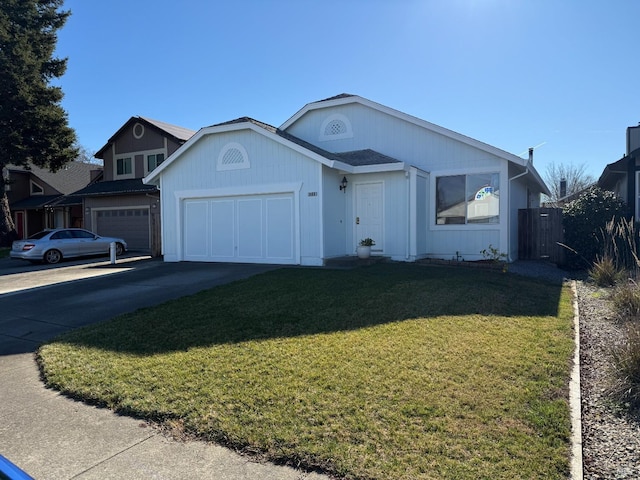 view of front of property featuring a front lawn