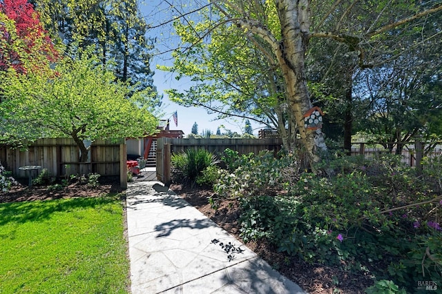 view of front of property with a front yard