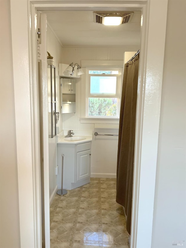 bathroom with a shower with shower curtain and vanity