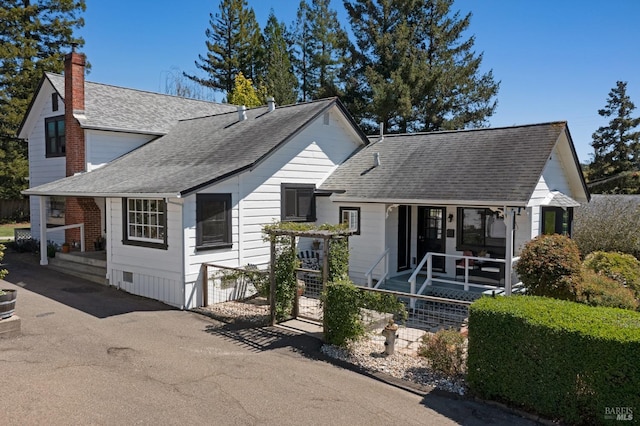 view of front of property featuring covered porch