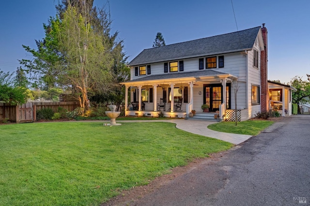 view of front of property featuring a front lawn and a porch