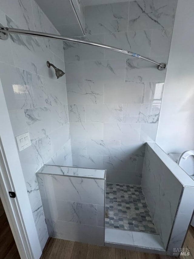 bathroom featuring a tile shower