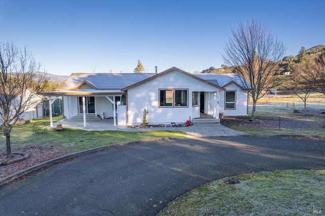 single story home with a front yard