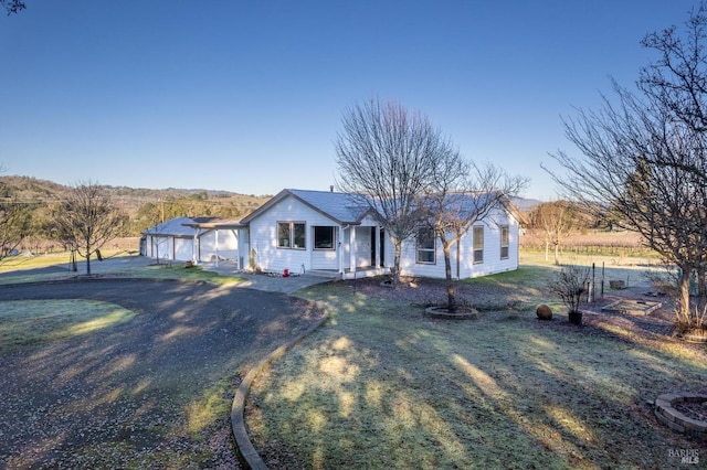 ranch-style house featuring a front yard