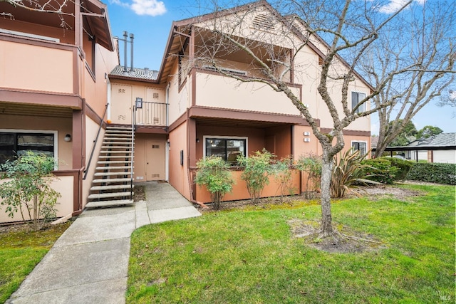 view of front of property featuring a front lawn