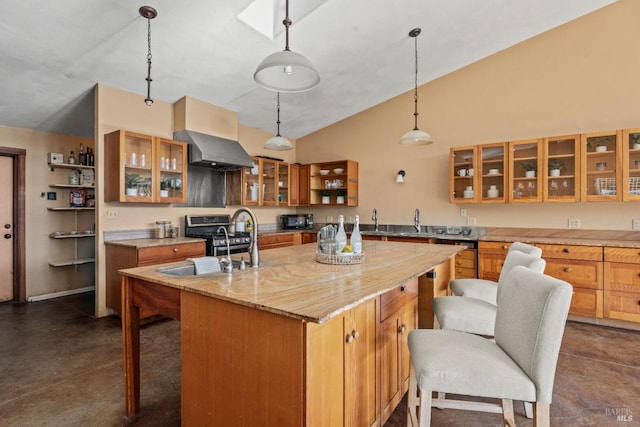 kitchen featuring sink, decorative light fixtures, vaulted ceiling, range hood, and a kitchen island with sink