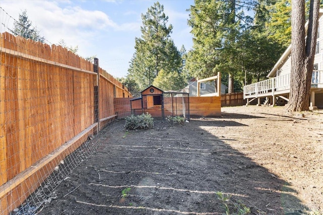 view of yard with an outbuilding