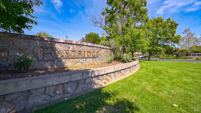 community / neighborhood sign featuring a lawn