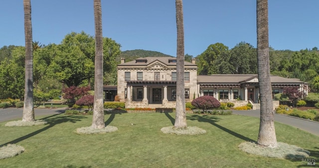 view of front of home featuring a front yard