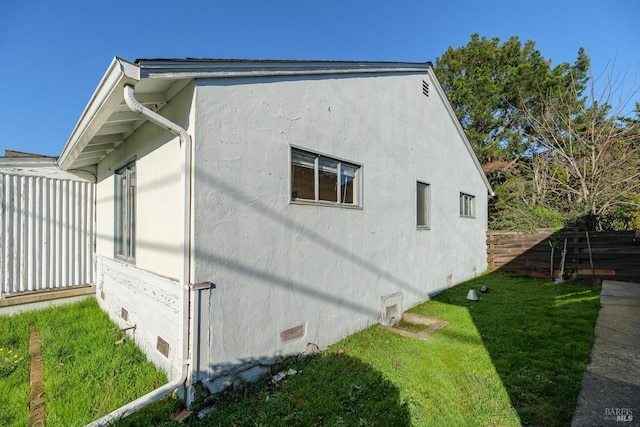 view of side of property featuring a yard