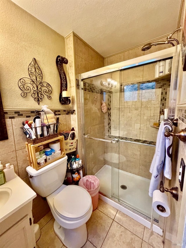 full bathroom with a shower stall, toilet, and a textured ceiling