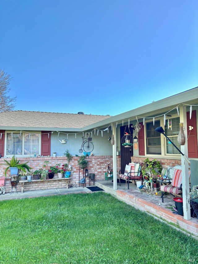 view of front of house featuring brick siding and a front yard
