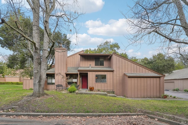 view of front of property with a front yard