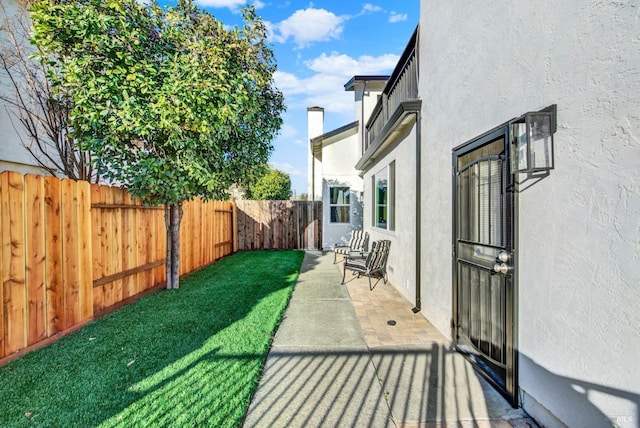 view of yard featuring a patio