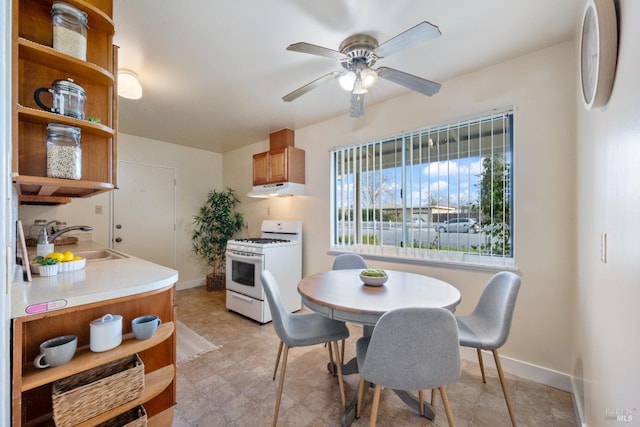 dining area featuring sink and ceiling fan