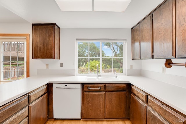 kitchen with sink, kitchen peninsula, and dishwasher