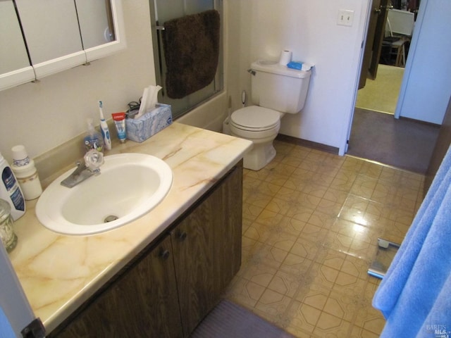 full bathroom featuring enclosed tub / shower combo, vanity, and toilet