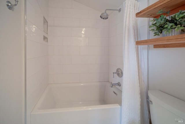 bathroom featuring tiled shower