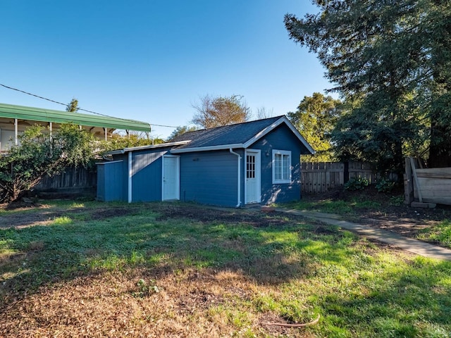 view of yard featuring an outbuilding