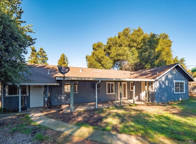 view of front of property featuring a front yard