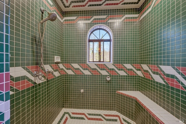 bathroom featuring a tile shower