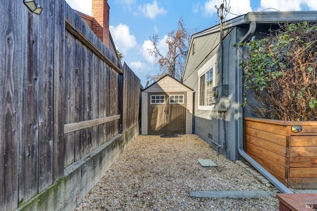 view of yard with a shed