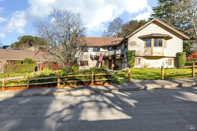 view of front of property featuring a front lawn