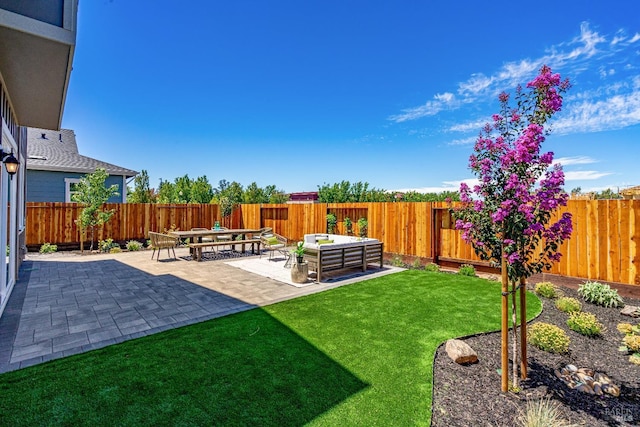 view of yard featuring outdoor lounge area and a patio