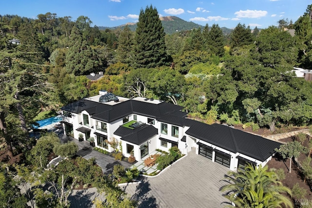 bird's eye view with a wooded view