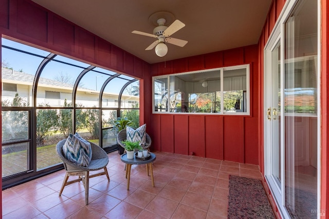 sunroom / solarium with a ceiling fan