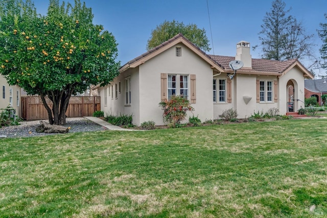 view of front of property featuring a front yard