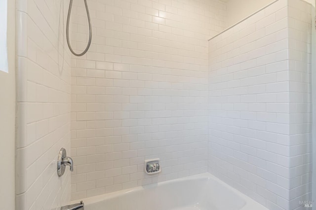 bathroom with tiled shower / bath