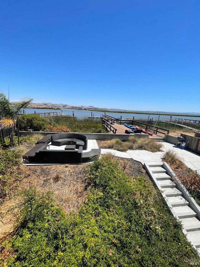 view of yard featuring a water view