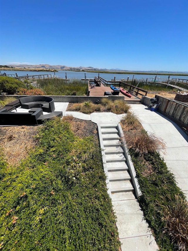 view of yard featuring a water view