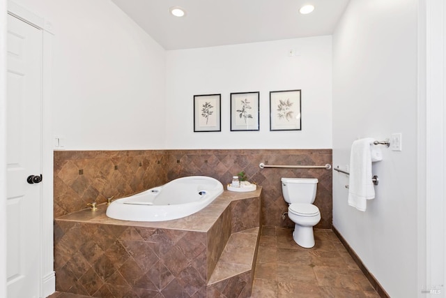 full bath featuring a garden tub, toilet, and recessed lighting