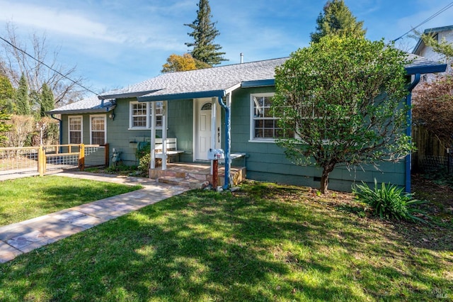 view of front of property featuring a front lawn