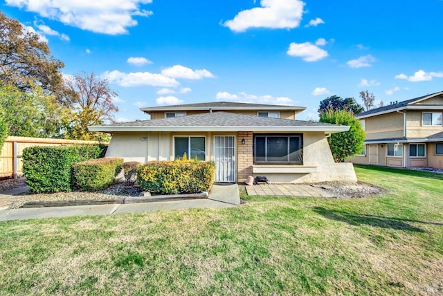 view of front of home featuring a front yard