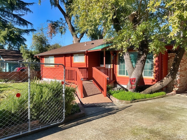 view of front facade with fence